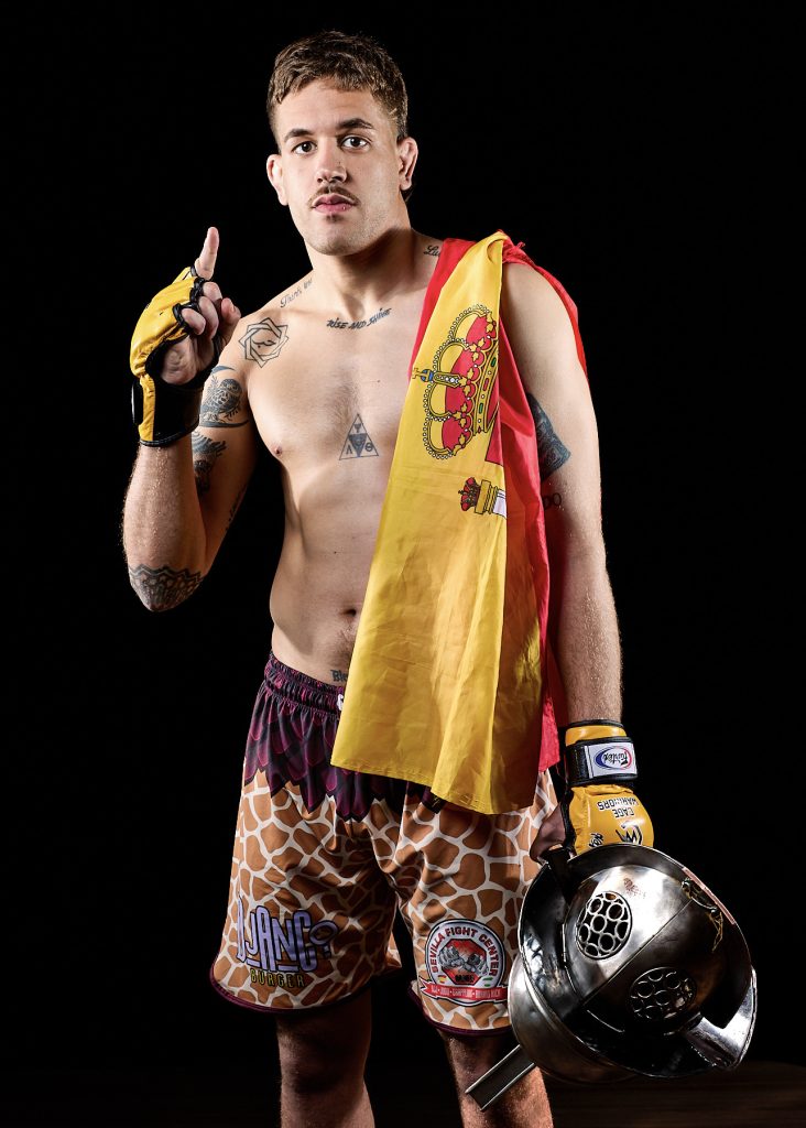 Foto de Mouzid con la bandera de España
