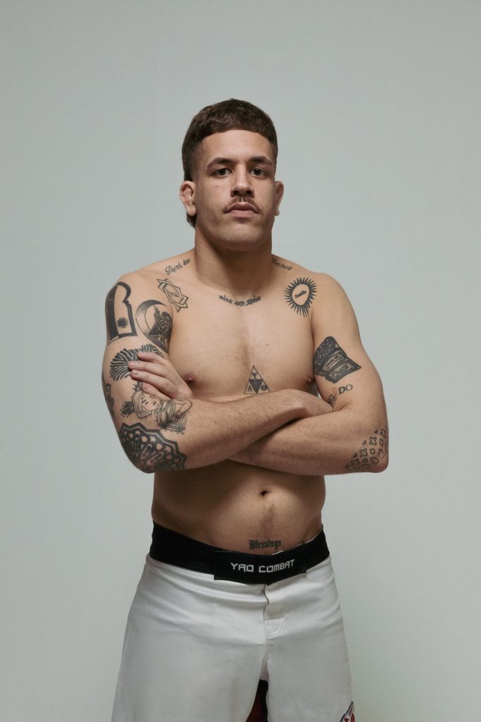 Mouzid posando de brazos cruzados